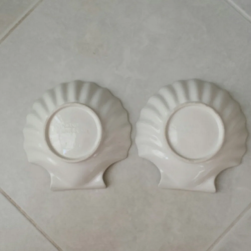 Set of 2 Shell Dishes